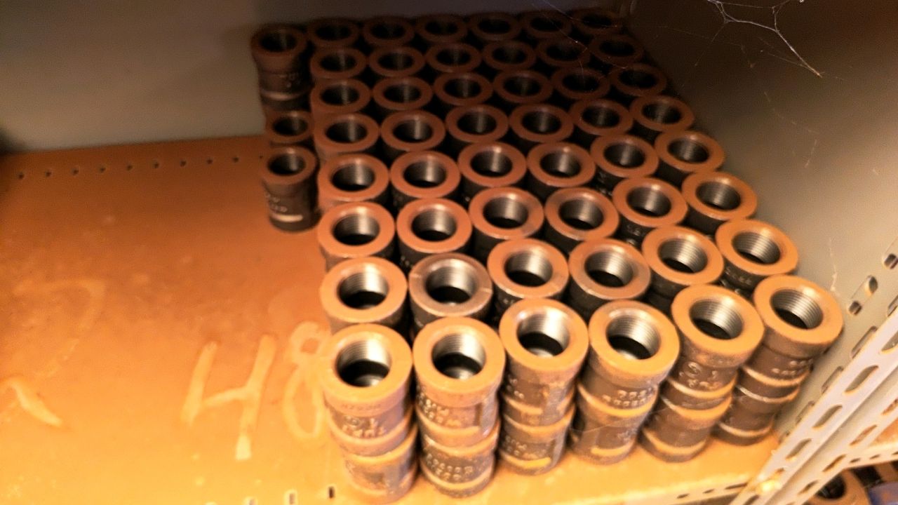 Lot of iron threaded and flanged connections / BOX - D