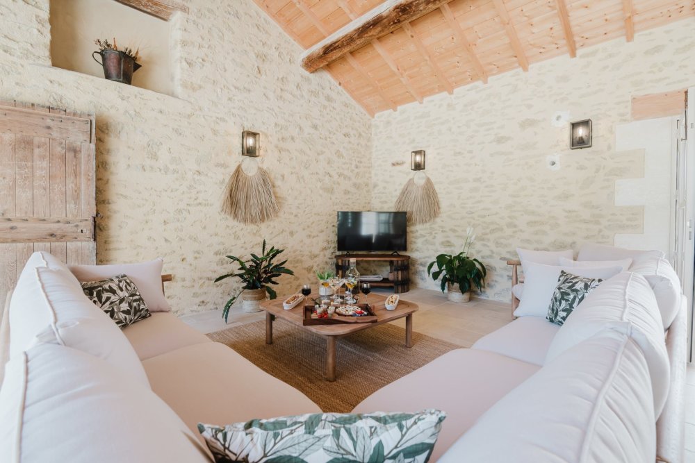 Photographs of Mas de l’Ebéniste villa in Provence - Image 10 of 49
