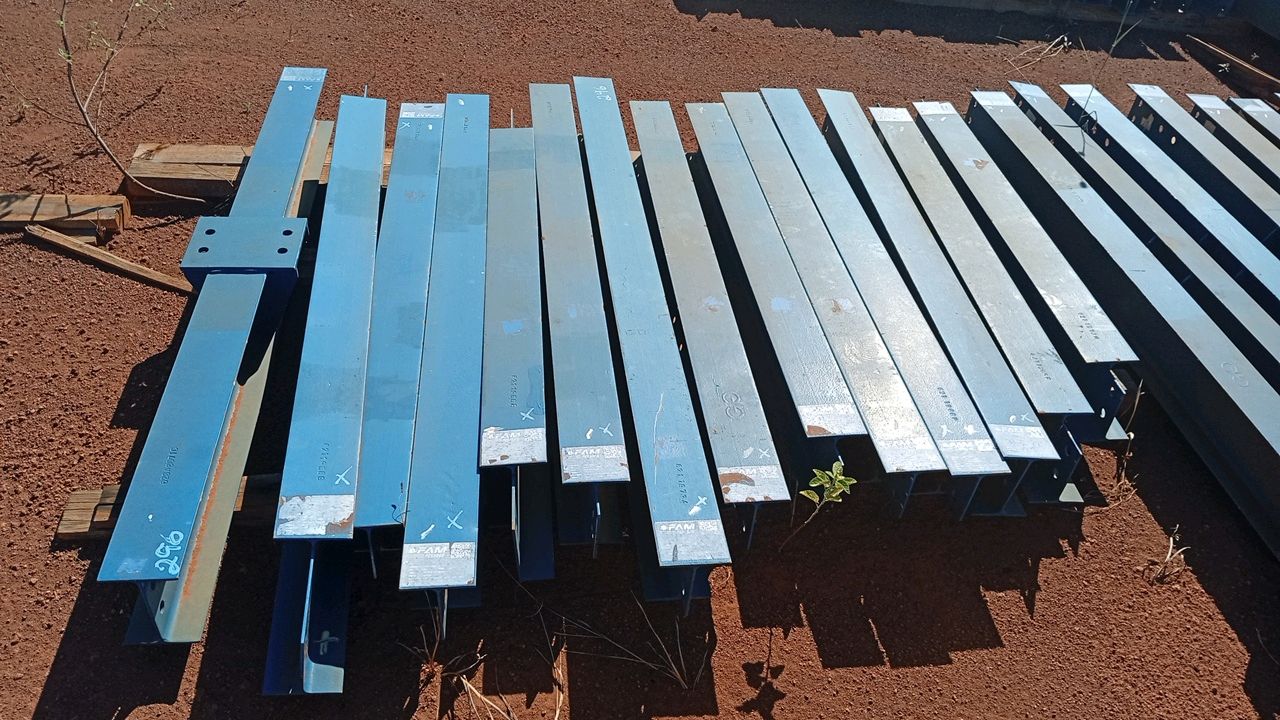 Lot of Metal Structures / Street 1 / BOX A11