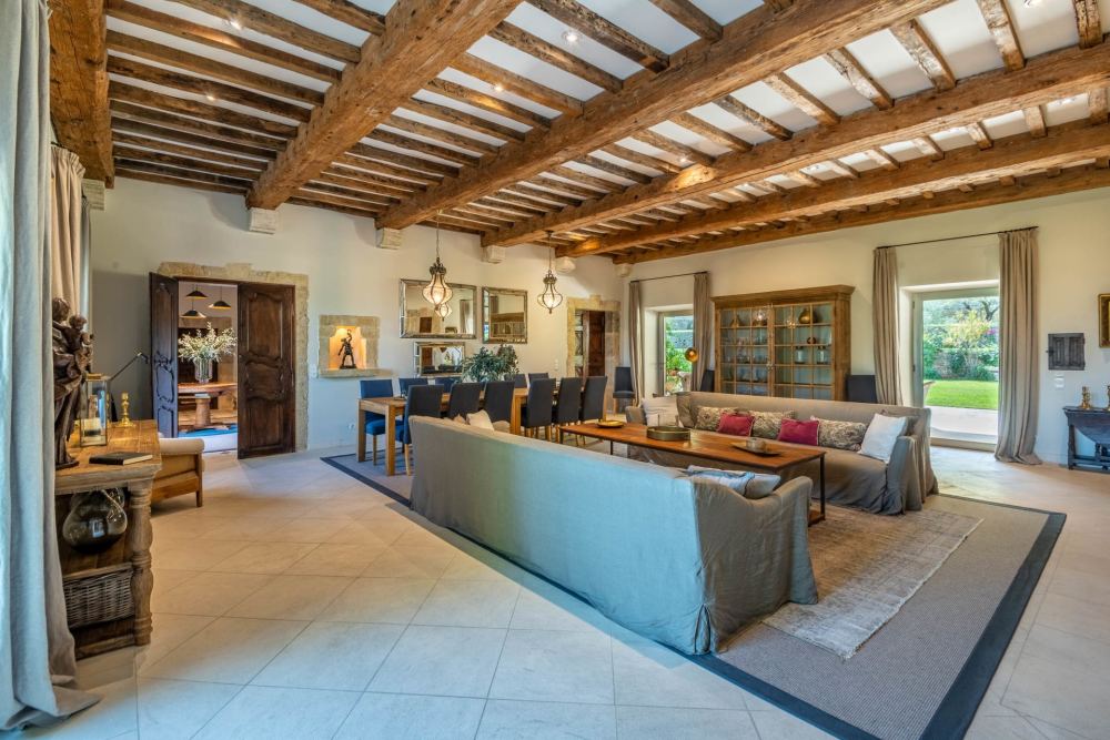 Photographs of Mas de Lacoste villa in Provence - Image 7 of 64