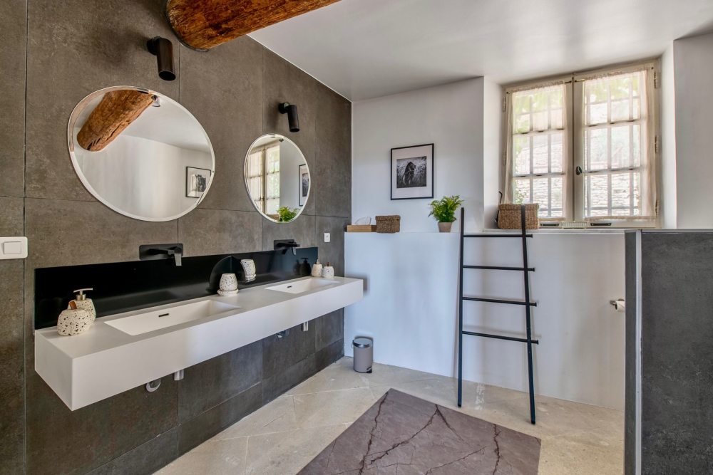 Photographs of Mas de la Reine villa in Provence - Image 14 of 41