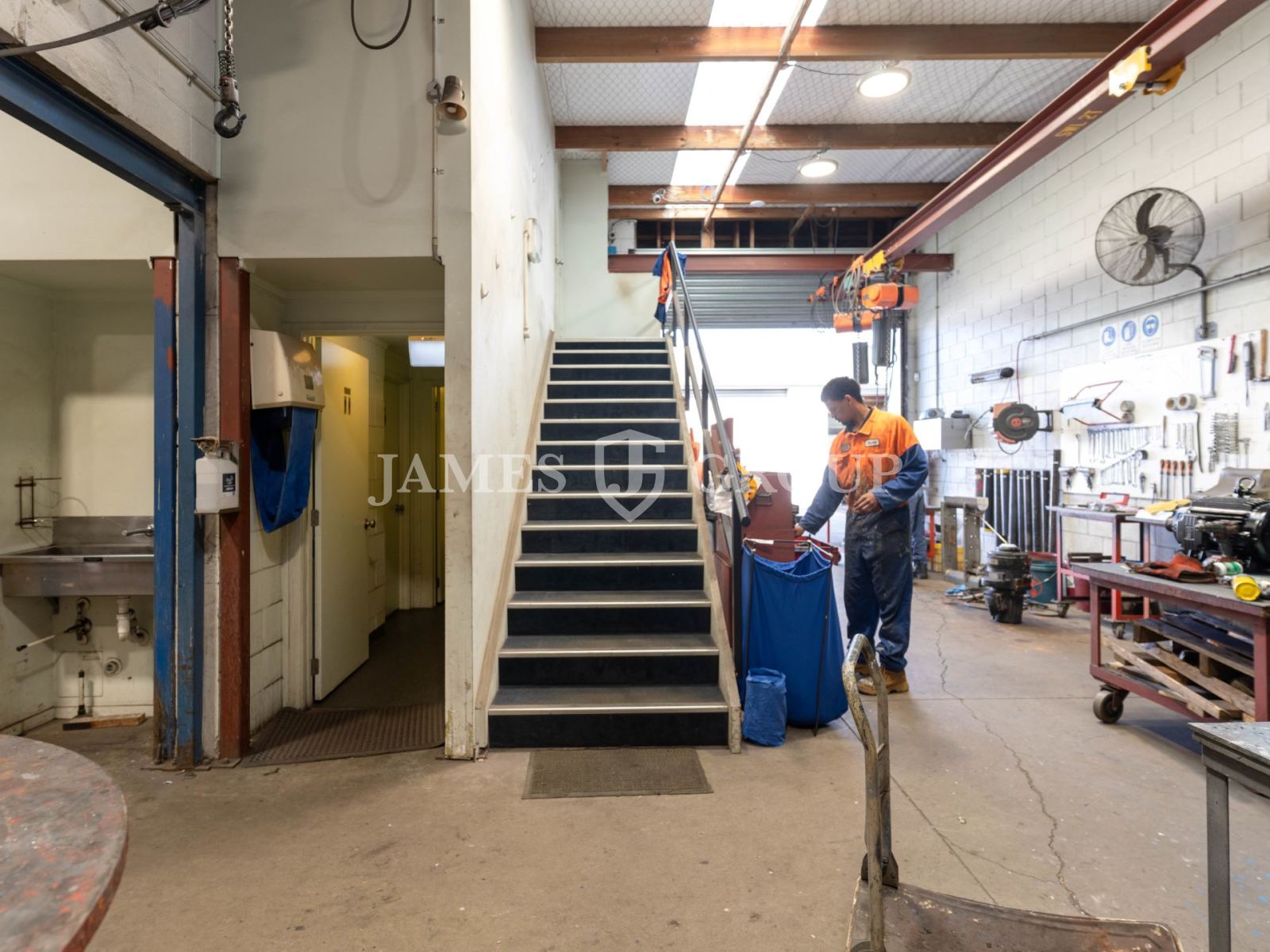 Gantry Crane-equipped Unit In Prime Wiri Location