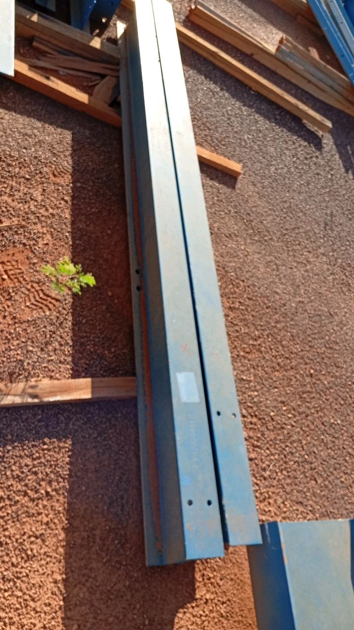 Lot of Metal Structures / BOX E16