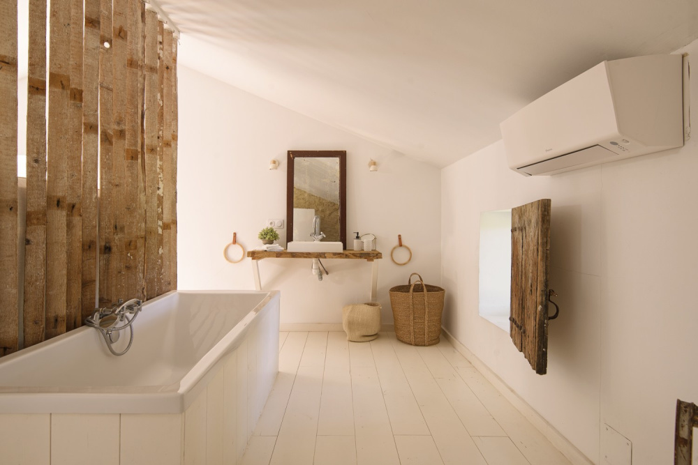 Photographs of Mas de la Sorgue villa in Provence - Image 31 of 45