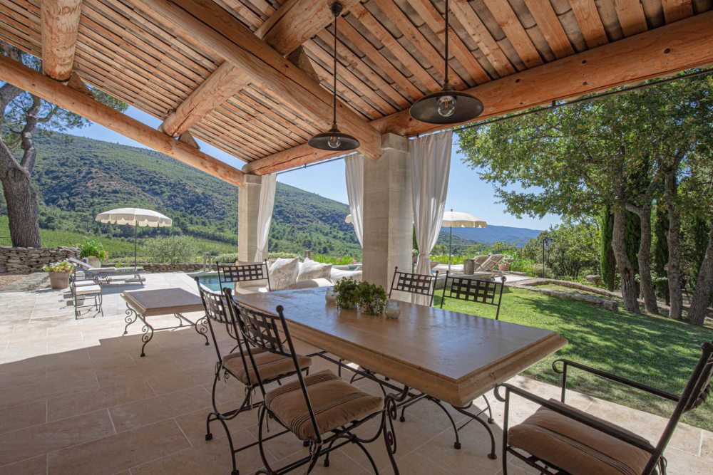 Photographs of Mas de Monvert villa in Provence - Image 4 of 34