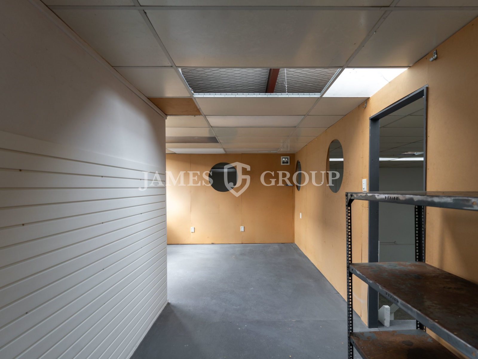 Henderson High Stud Unit + 3 Carparks | 180sqm