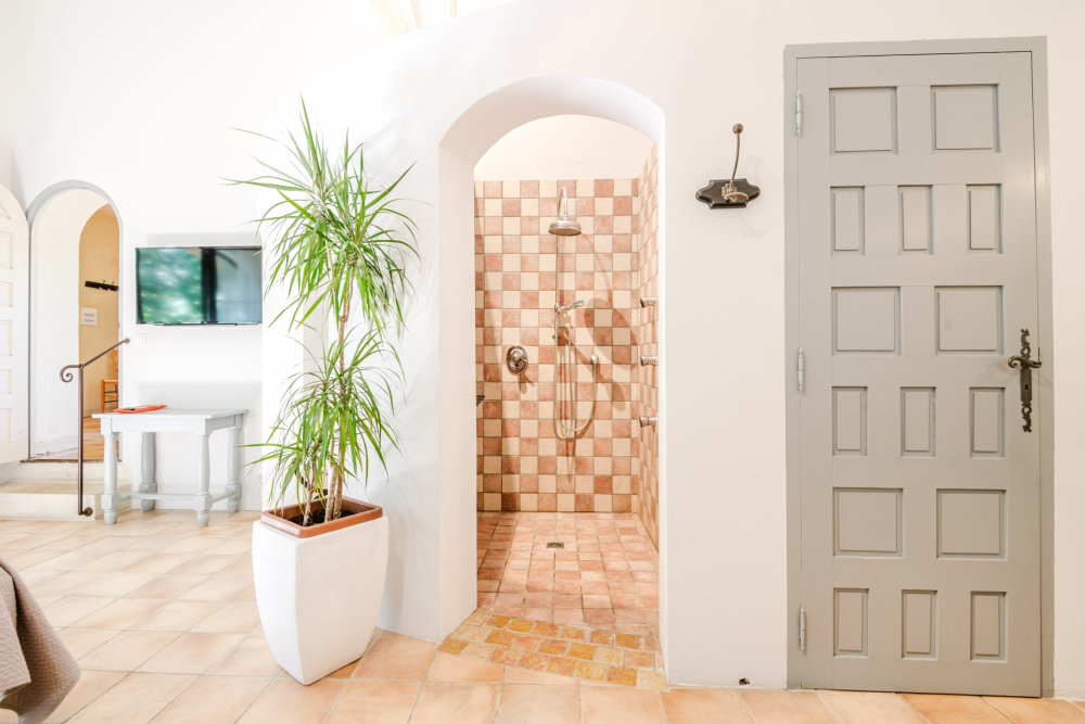 Photographs of Mas des Rocailles villa in Provence - Image 19 of 41