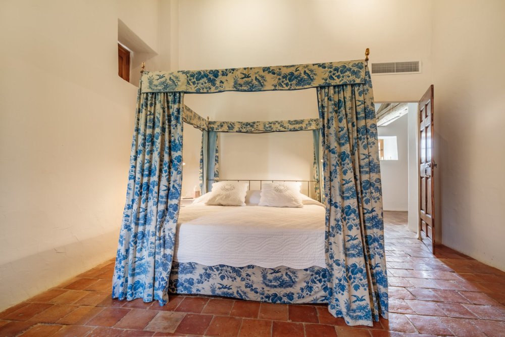 Photographs of Chateau de Sannes villa in Provence - Image 59 of 61