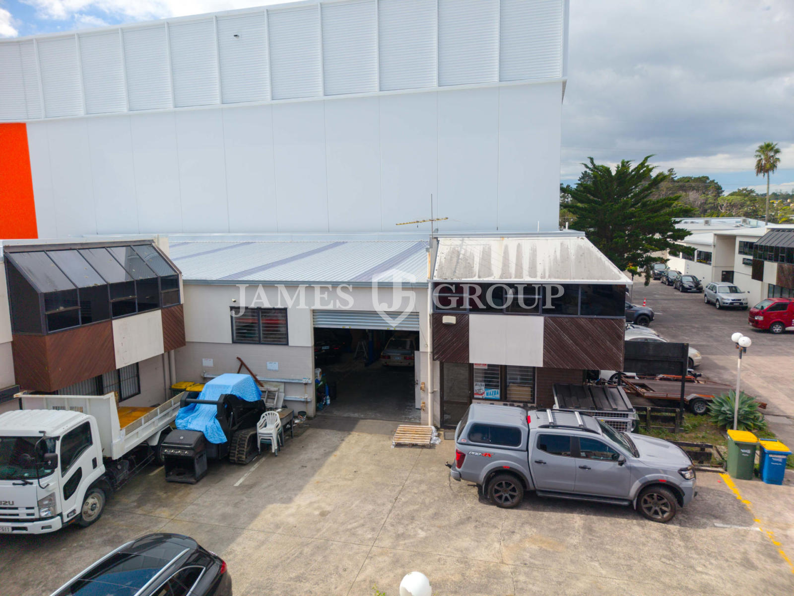 High Stud New Lynn Unit + 6 Carparks
