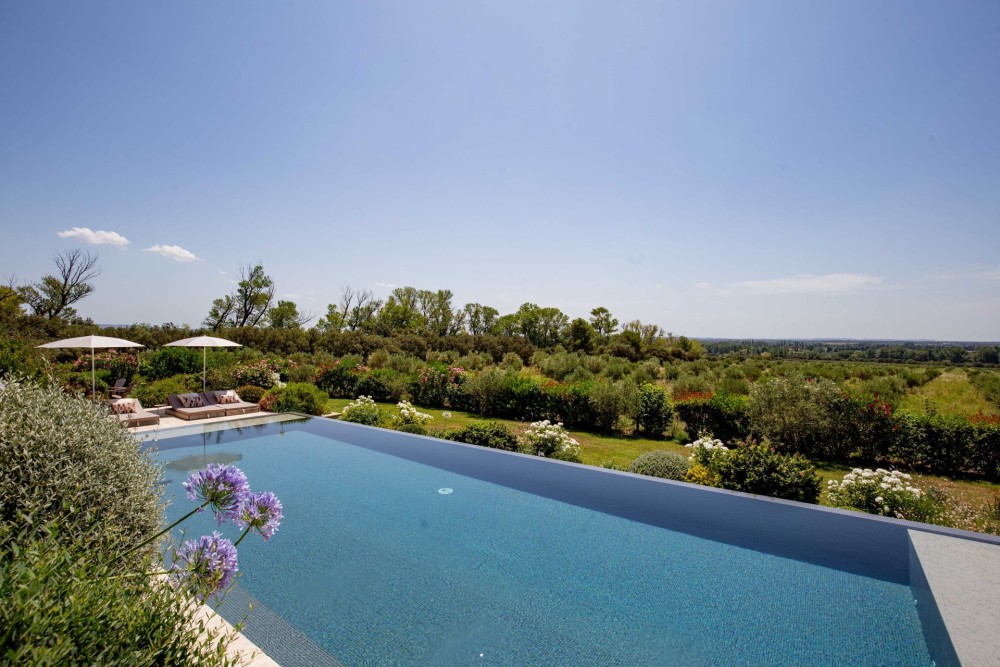 Photographs of Mas de Cezanne villa in Provence - Image 21 of 41