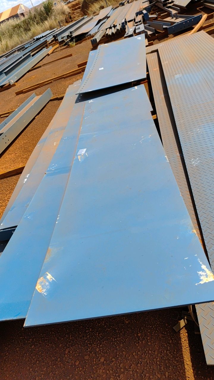 Lot of Metal Structures / BOX D13