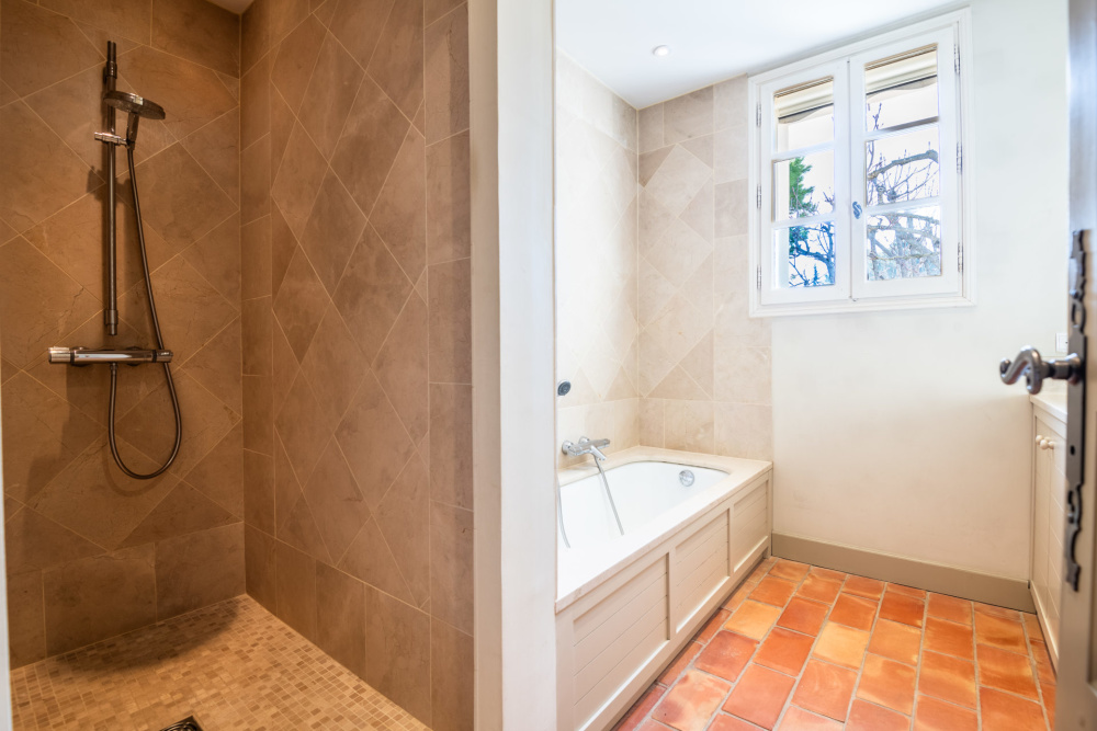 Photographs of Mas des Lilas villa in Provence - Image 22 of 36