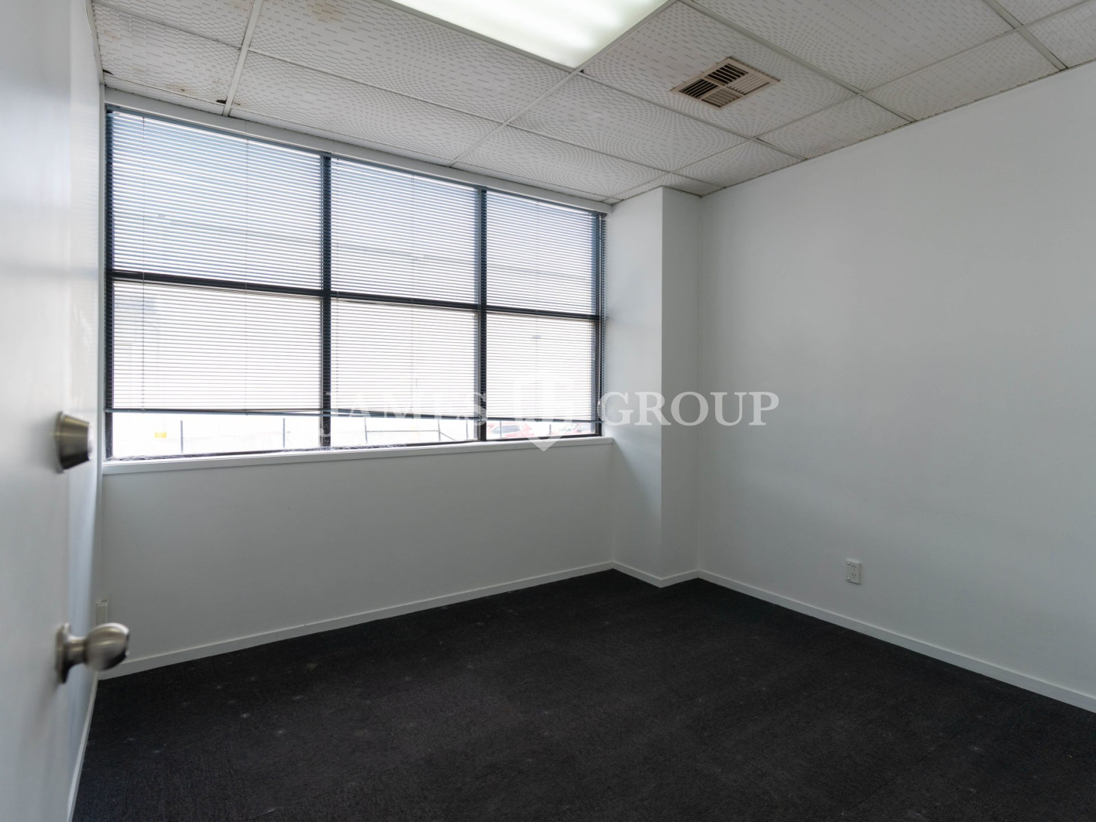 694m² | High-stud Warehouse | 8 Carparks