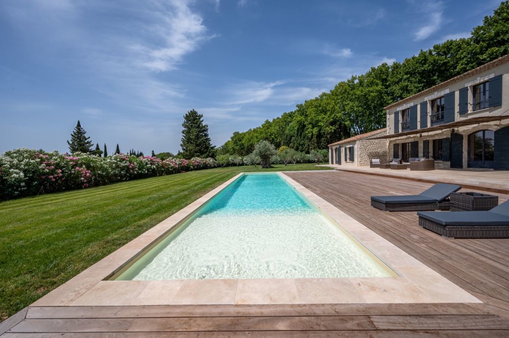 Photographs of Mas des Alizées villa in Provence - Image 2 of 33