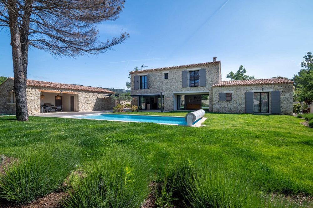 Photographs of La Belle Vie villa in Provence - Image 1 of 33
